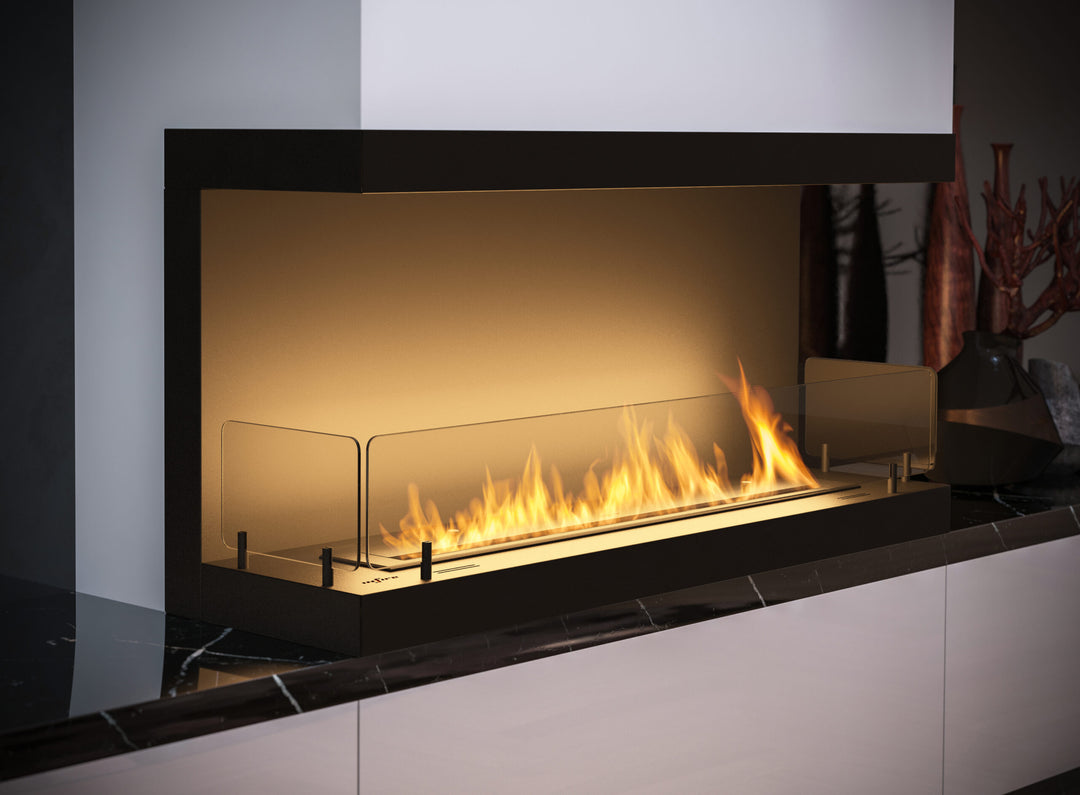 bioethanol-einbaukamin-dreiseitig-ethanolkamin-raumteiler-infire-c1000-inside-c-100cm-schwarz-dreiseitige-verglasung-mit-flammen-nahaufnahme-wohnwand-lowboard-stein-schubladen