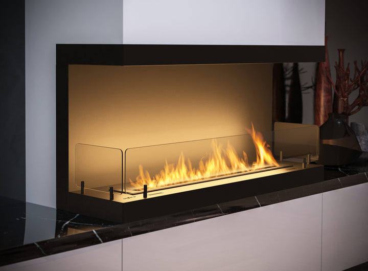 bioethanol-einbaukamin-dreiseitig-ethanolkamin-raumteiler-infire-c1000-inside-c-100cm-schwarz-dreiseitige-verglasung-mit-flammen-nahaufnahme-wohnwand-lowboard-stein-schubladen